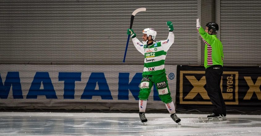 Tobias Holmberg bandy, Holmberg förlänger med VSK, Holmberg VSK, Västerås, VSK